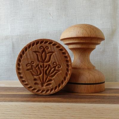 Corzetti tésztamintázó pecsét 1 db (tulipán mintával) a kép bal oldalán a minta, jobb oldalán a pecsét formája látható