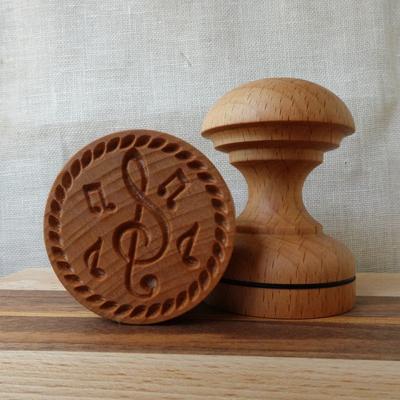 Corzetti tésztamintázó pecsét 1 db (violin mintával) a kép bal oldalán a minta, jobb oldalán a pecsét formája látható
