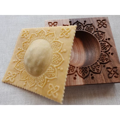 Ravioli mintázófa 10 x 10 cm (kelta virág mintás)